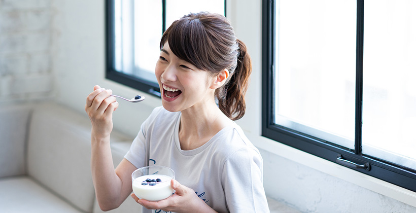 ヨーグルトを食べる女性