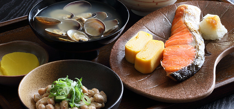 味噌汁、納豆と鮭の塩焼き